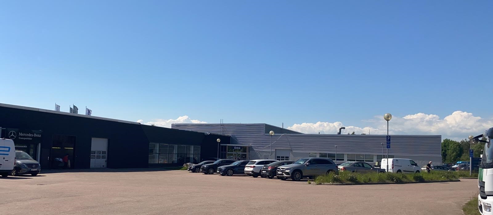 Fassadenverkleidung von Mercedes in Schweden